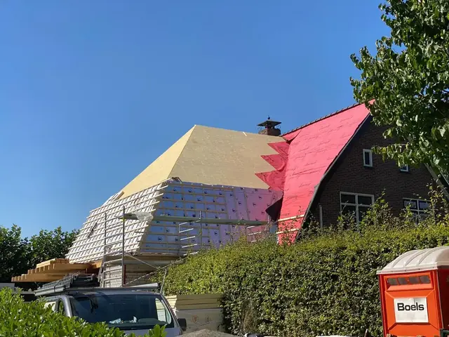 Isolatiemateriaal tussen de dakspanten van een hellend dak