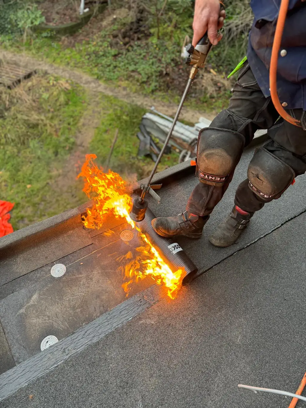 Dakdekker van Bosvelt & Haisch werkt aan een plat dak