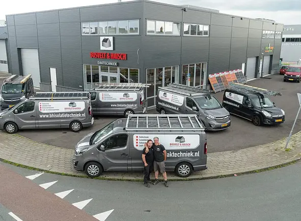 Gerenoveerd pannendak met nieuwe dakpannen en nokvorsten