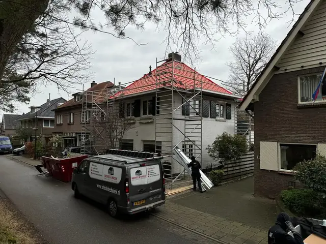 Hellend pannendak dat opnieuw wordt gedekt